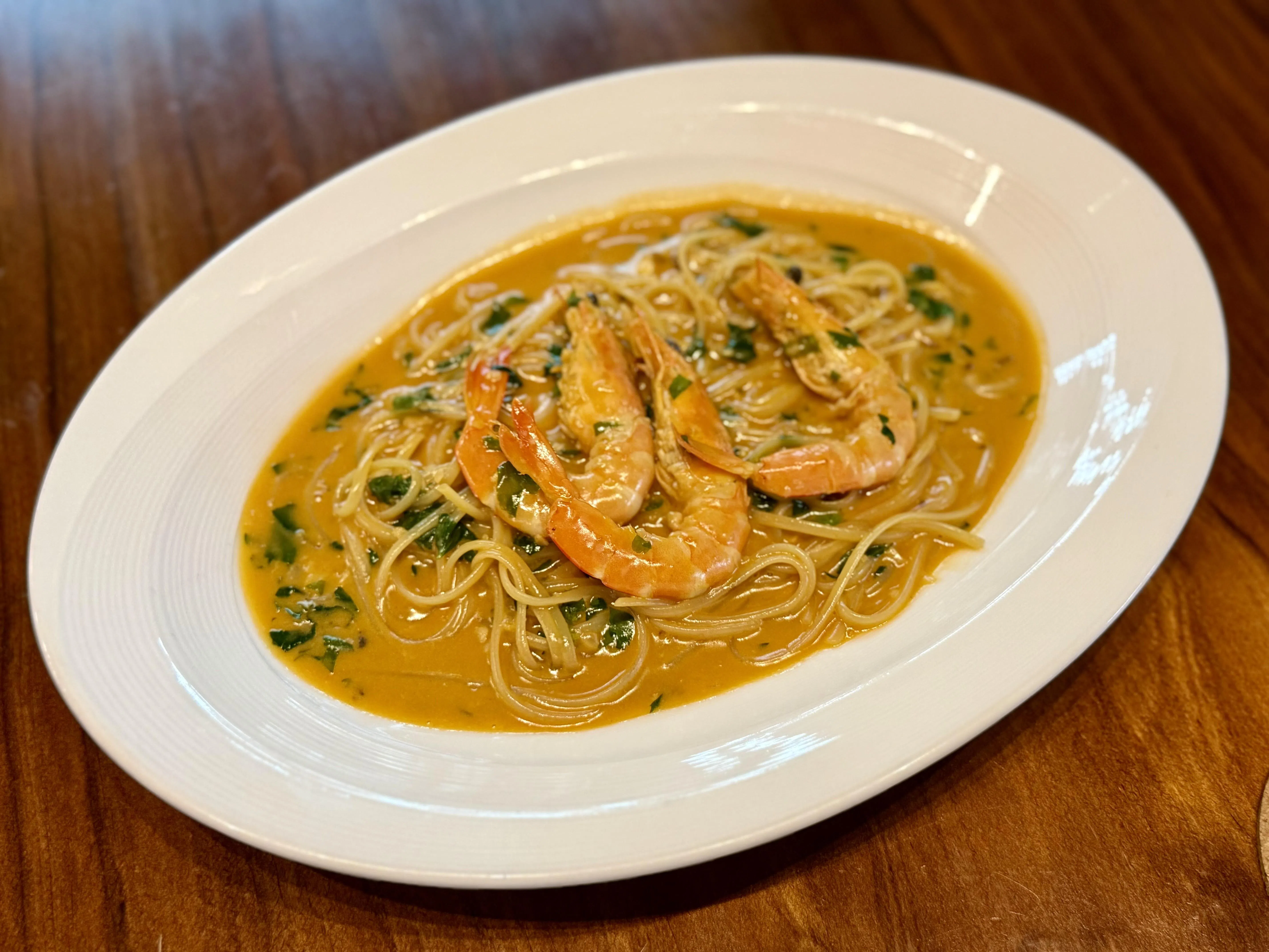 蓝虾意面口感恰好，浓郁的龙虾浓汤与白兰地融合成丝滑酱汁。（叶晓虹摄）