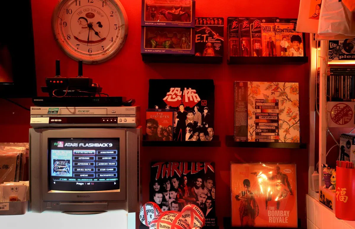 放在角落的复古游戏机，偶尔拿来玩玩。