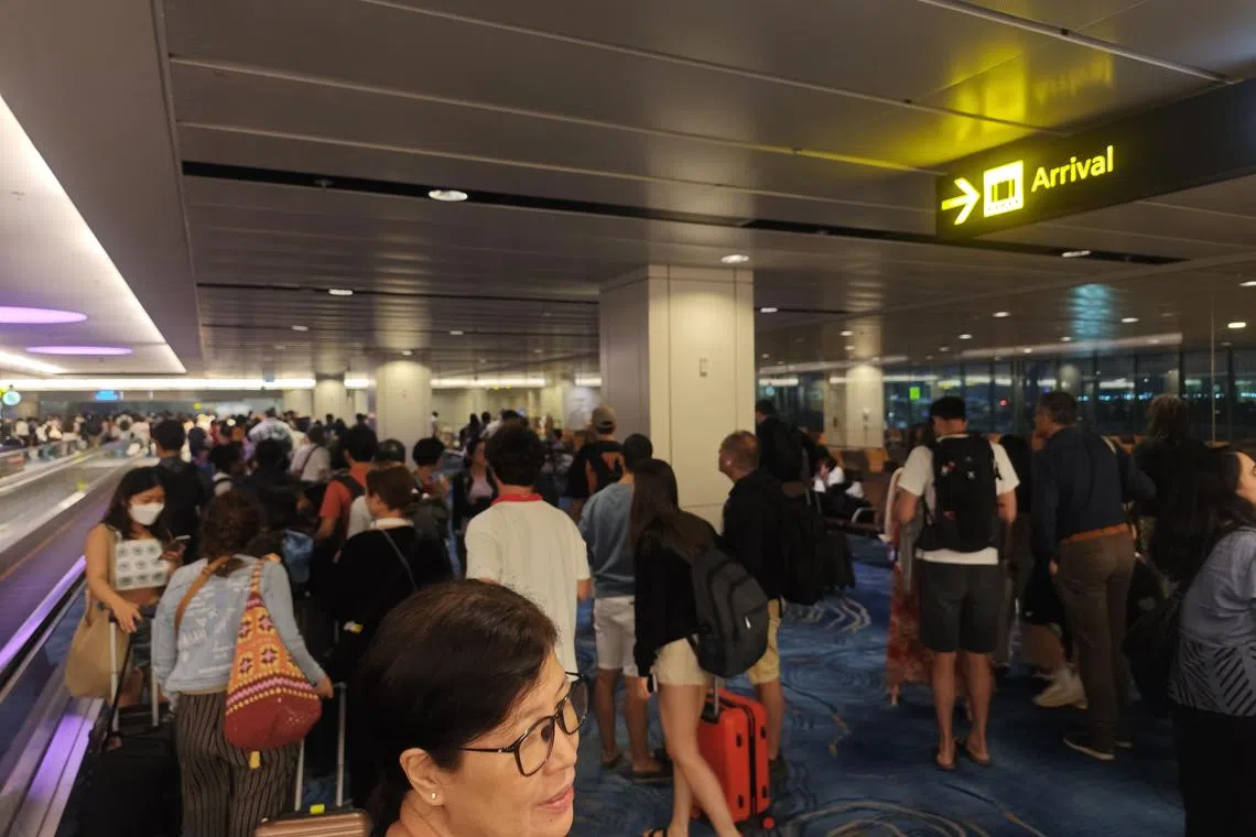 樟宜机场第一搭客大厦一个登机口的X光扫描器起火，原定于早上7时10分起飞到峇厘岛的TR280航班，延迟至8时40分起飞。（读者提供）