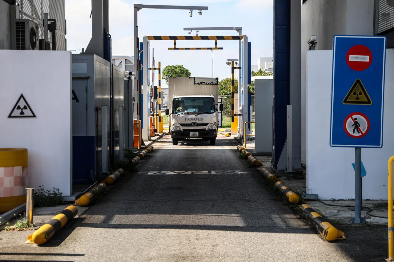 每一辆运载抵境货物的货车都须驶过辐射探测器，以检测是否有任何辐射超标物，或者其他异常。（关俊威摄）