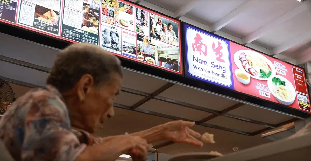 梁月明仍经常到店里包云吞，是南生云吞面的活招牌。