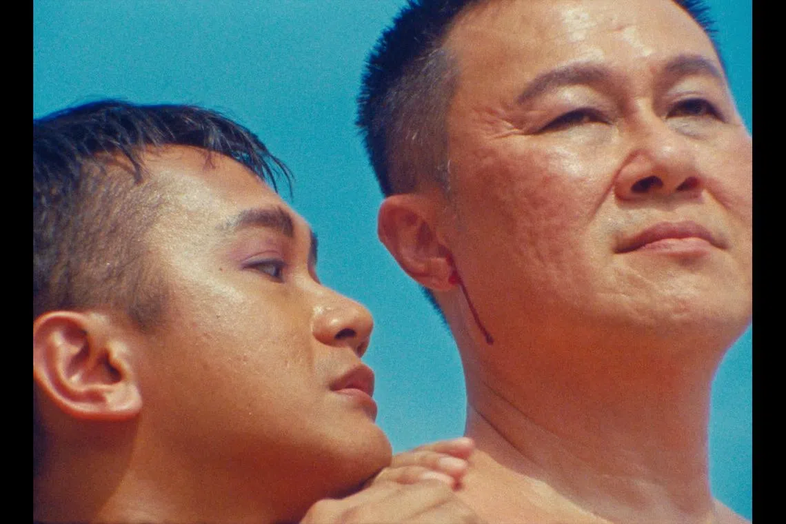 年轻的鳄人正要舔舐另一名鳄人耳朵流出来的血（取自Emoumie Pictures官网）