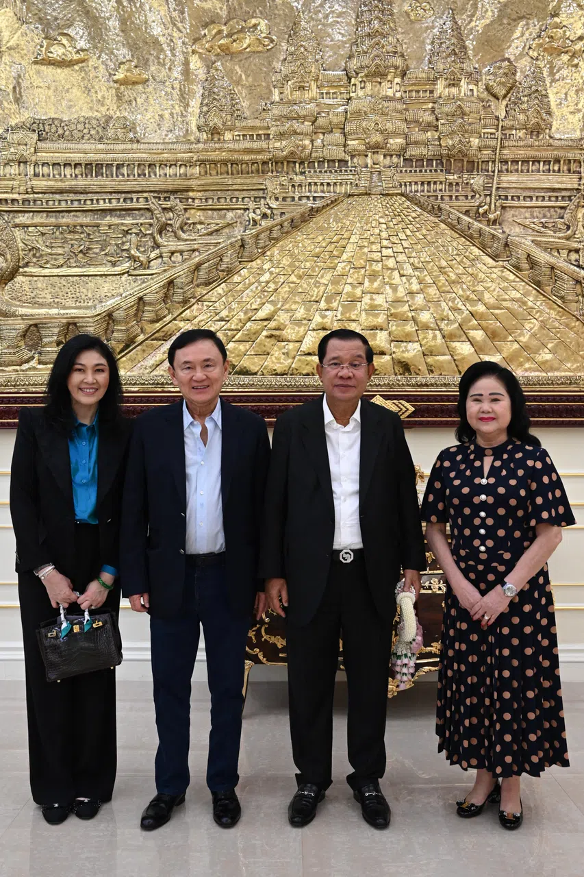 2023年8月5日，泰国前首相英叻（左一）和哥哥达信（左二）与时任柬埔寨首相洪森（右二）及其夫人（右一）在金边为洪森庆生时合影留念。（法新社）