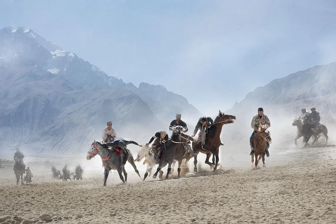 2.争夺战开始了，双方难分难解，不知鹿死谁手。（叶文基摄）