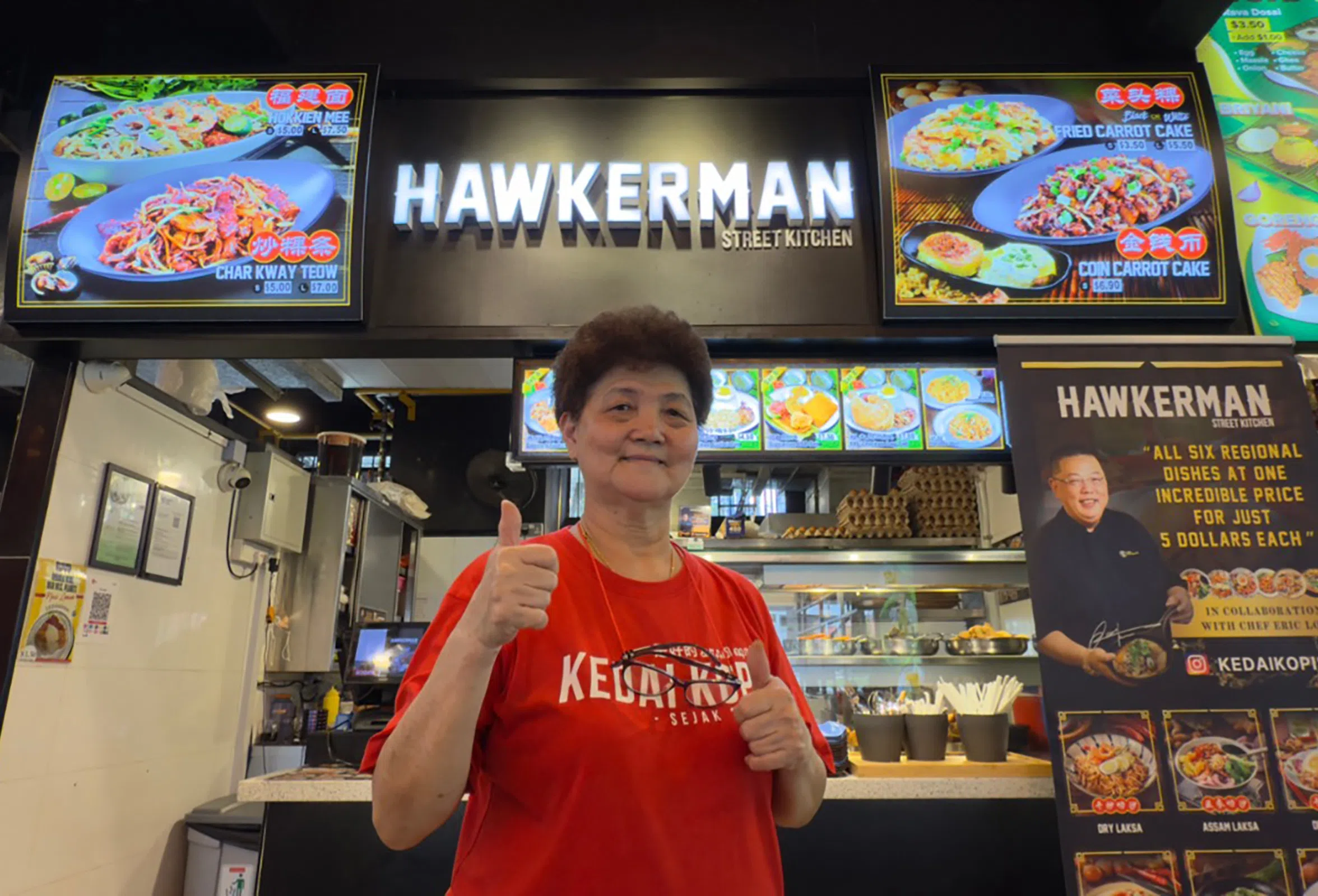 Hawkerman Street Kitchen售卖十多种本地传统早餐小炒美食,图为68岁的摊位助手莊女士。（图/受访者提供）