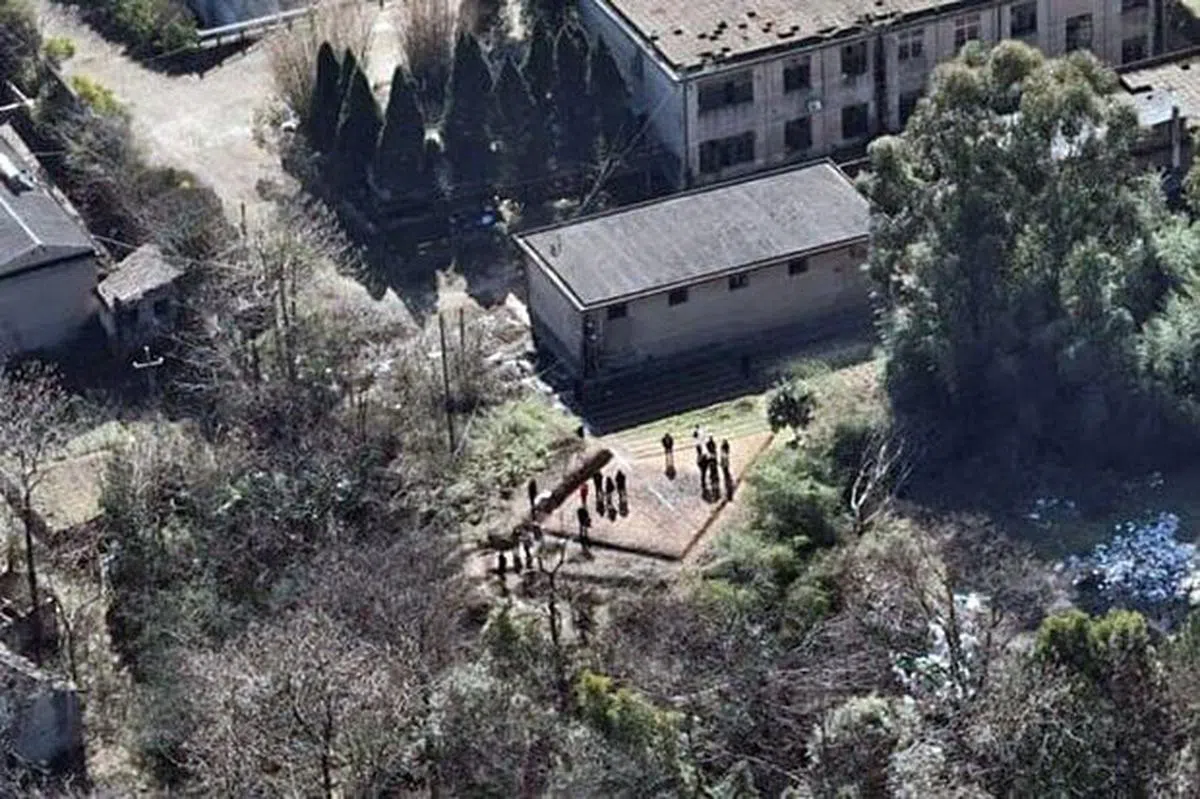 多辆警车和一辆挖掘机开上金鸡山附近，距致远中学不远处一粮库被围起警戒线。（互联网） 