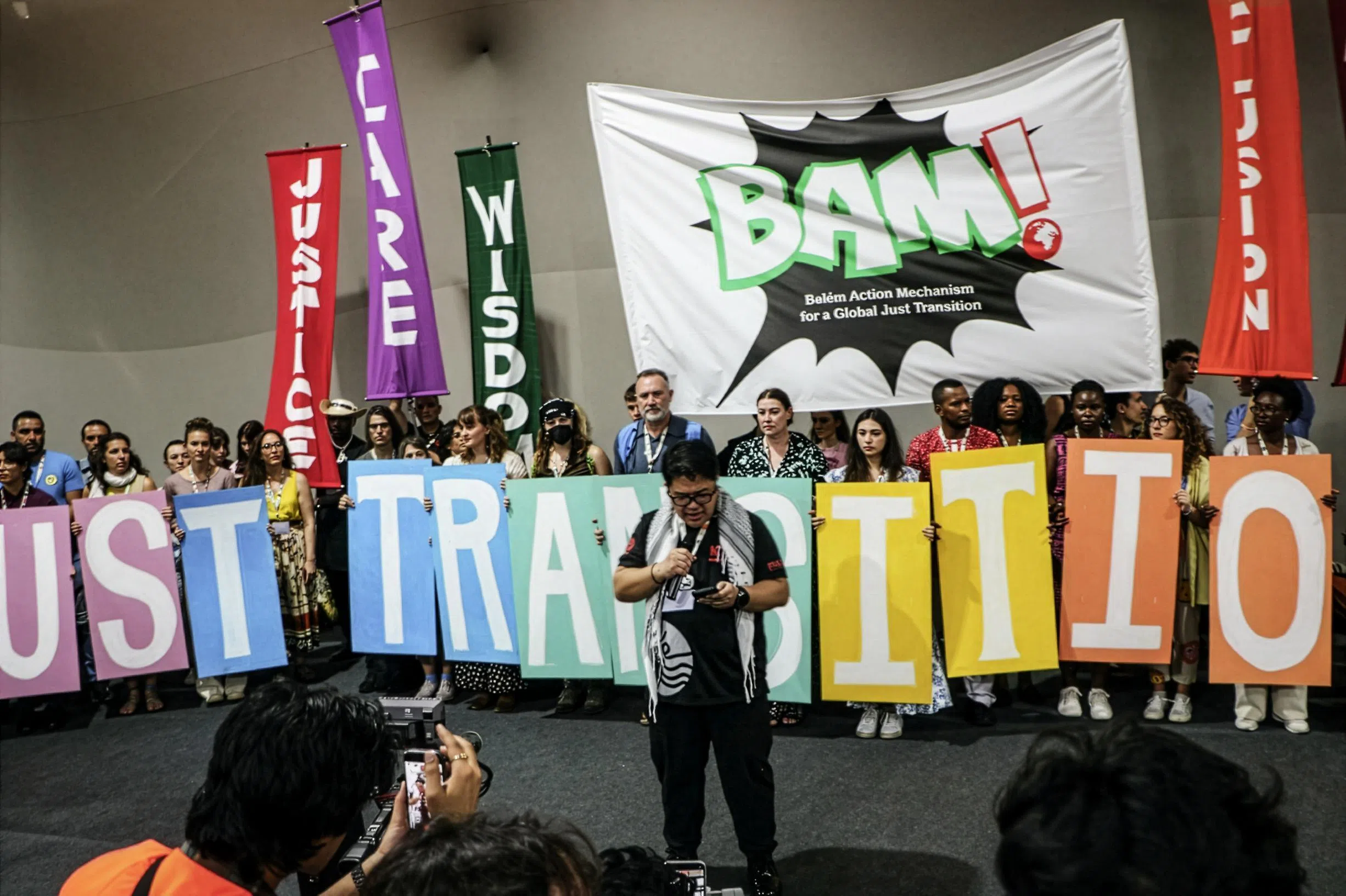 示威者在COP30会场内抗议，要求各国确保能源转型公平公正。（蔡玮谦摄）