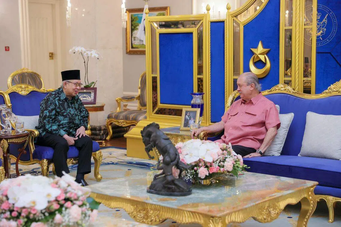 巫统元老东姑拉沙里（左）星期一下午前往新山新山武吉士林王宫觐见柔佛苏丹依布拉欣（右）。（柔佛苏丹依布拉欣脸书照片）