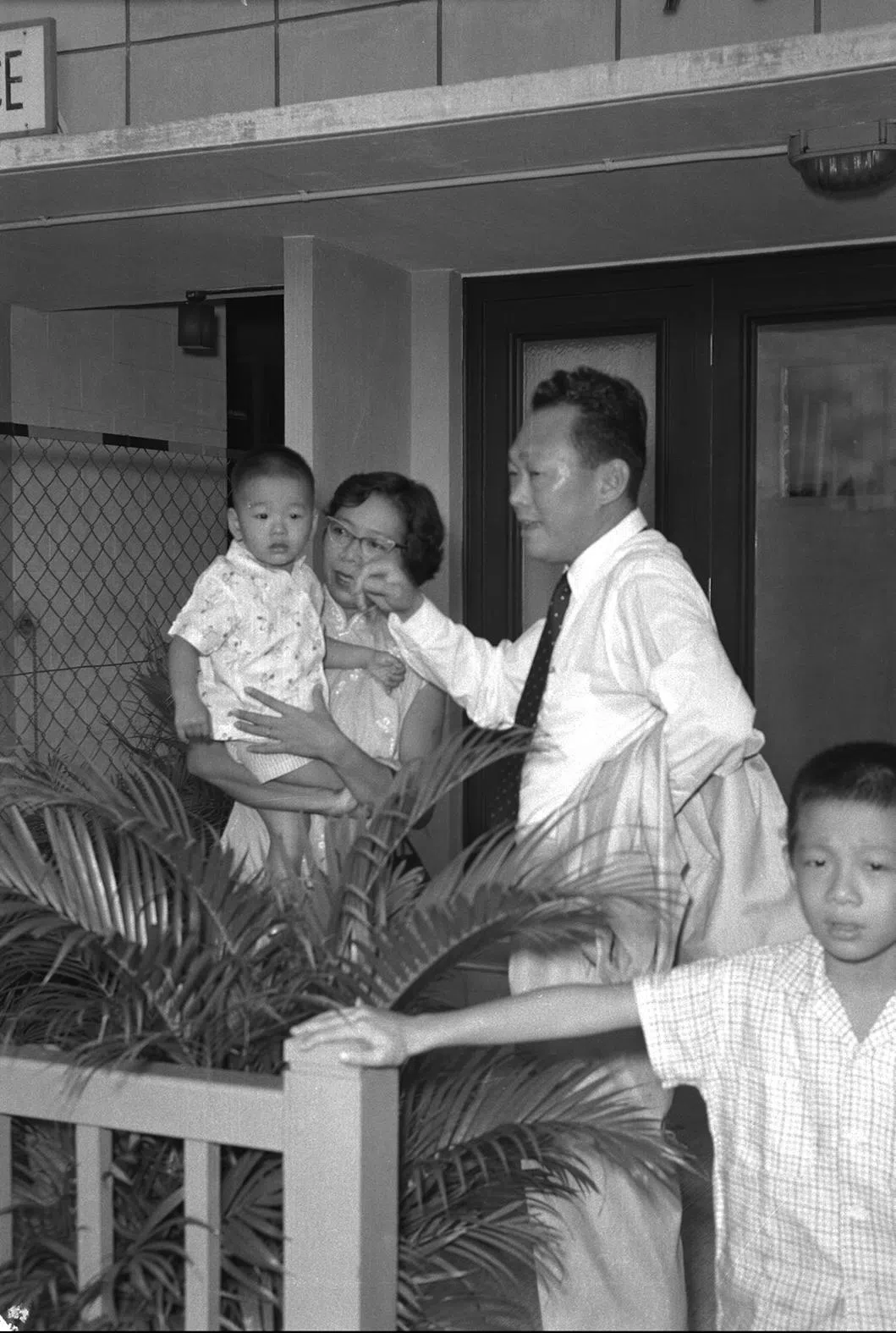 1959年，李显龙（右一）与父亲李光耀（右二）和抱着弟弟李显扬的母亲柯玉芝（左二）。图摄于1959年。（档案照片）