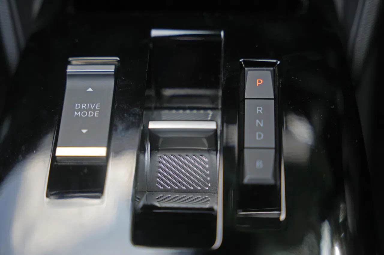 车子使用电子换挡钮来倒车或行驶。（谢智扬摄）