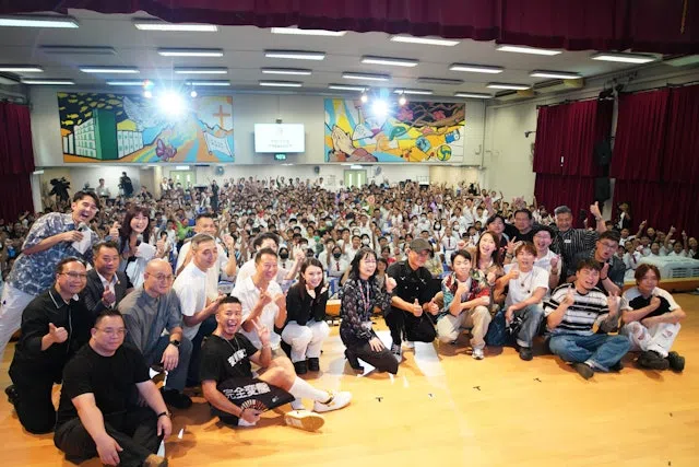 迦密中学的学生跟演协艺人拍大合照。（互联网）