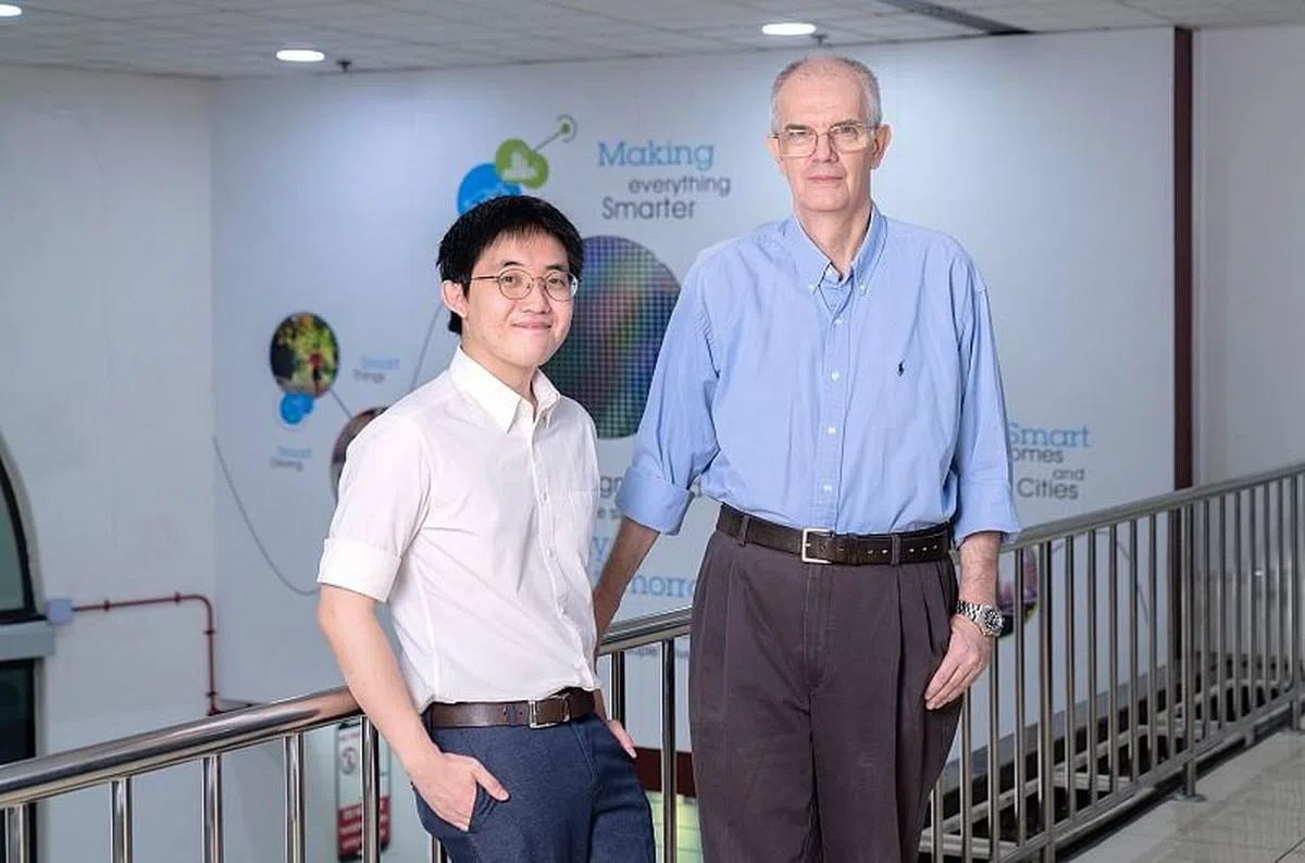 加入意法半导体仅一年的李伟仁（左）在来自俄罗斯的资深同事Janusz（右）的指导下，逐步掌握工作所需的知识和技术。（图／报业控股）