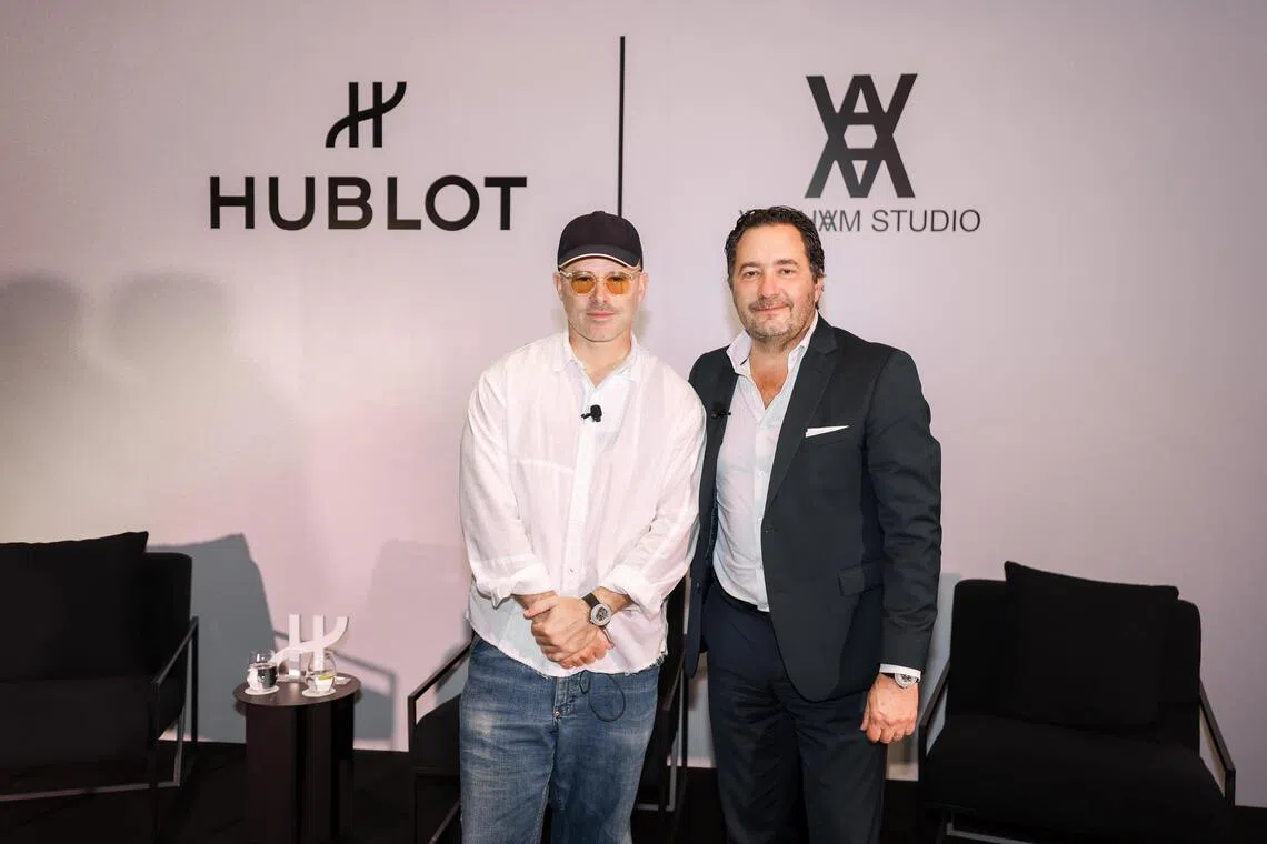 当代艺术家阿尔轩（左）日前到新加坡，与宇舶表首席执行官朱利安·托纳雷一同为合作腕表揭幕。（宇舶表提供）