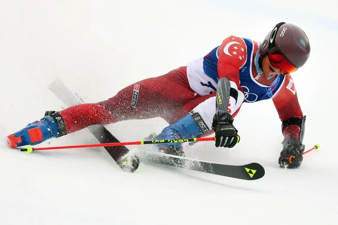 法伊兹在一个急弯失控滑雪板脱落，之后摔倒未能完赛。（路透社）