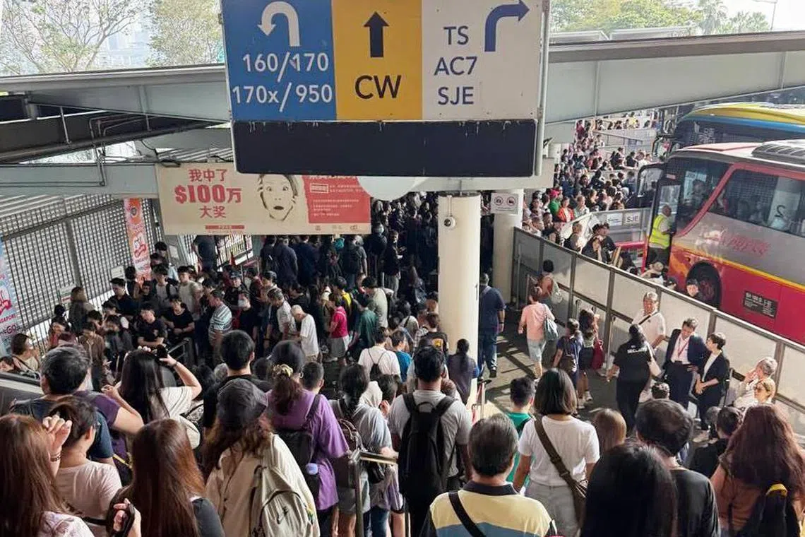 从星期六（19日）早上起，不少网民就在社交媒体贴文申诉在两个陆路关卡的入境厅大排长龙，但不清楚到底发生什么事。（读者提供）