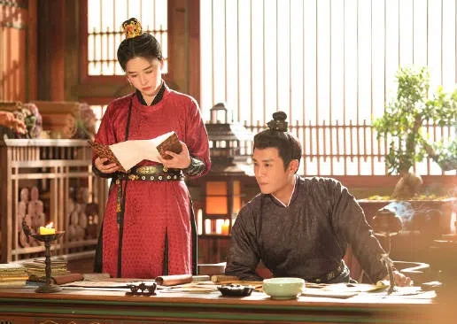 第二男女主角杜淳（右）和阚清子分饰京兆府法曹参军尉迟华、军人王昆吾，两人相处渐互好感，最终在一起。（取自剧集微博）