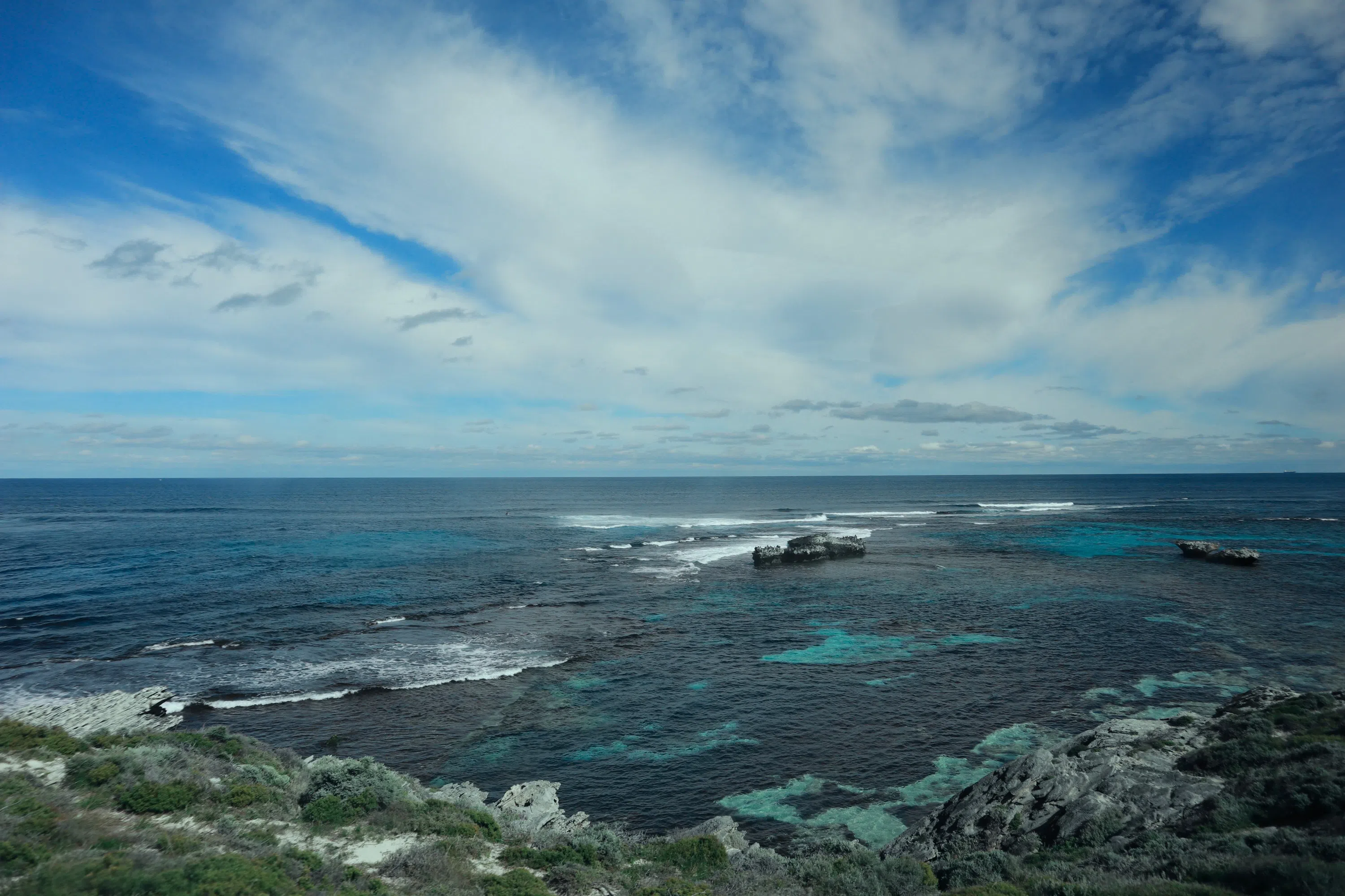 罗特尼斯岛的海湾景色，海水呈现不同色调的青蓝色。（林莉琪摄）