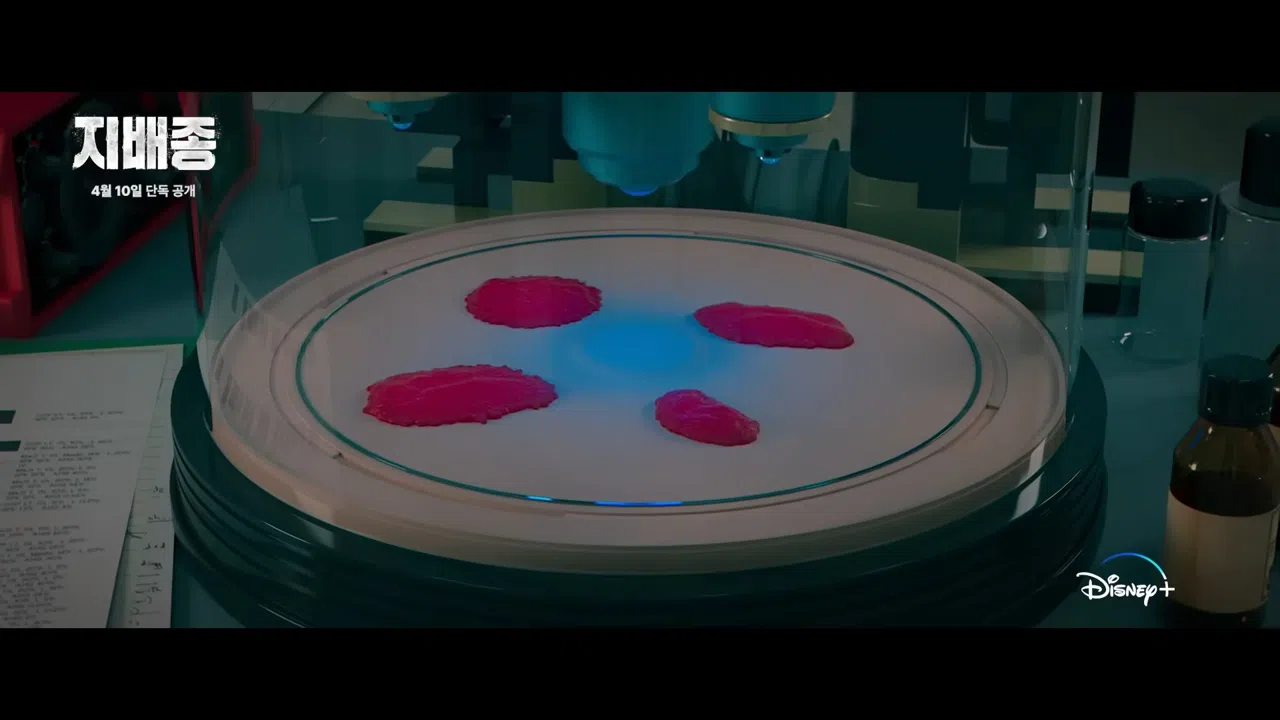 《支配物种》故事设定在2025年，人类餐桌上的新鲜肉类渐渐被培植肉替代。（剧中截图）