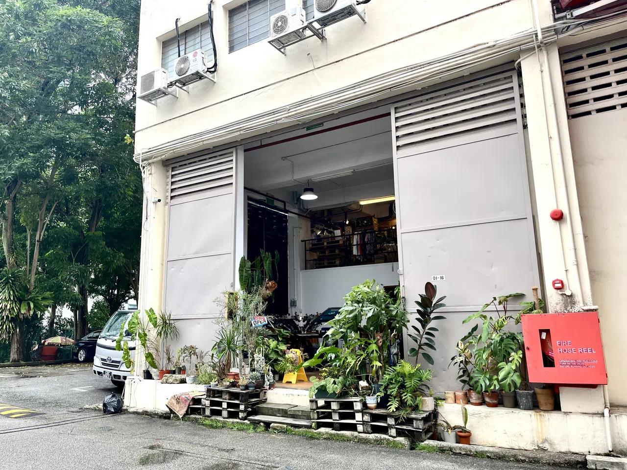 B栋一楼的Open Door Store，一楼是绢印工作室，上楼有潮店。（陈映蓁摄）