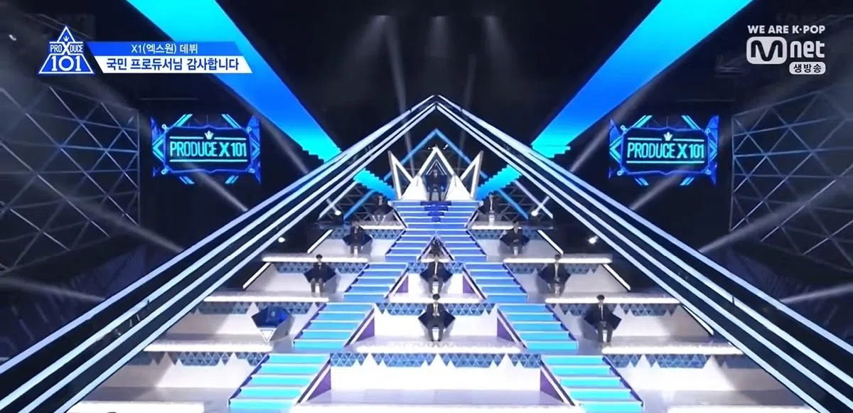 “Produce X 101”总决赛直播了近4小时，时间已经接近午夜。未成年的成员尽管成功入选出道，却在重要的时刻“被迫提早下班”，留下空的位置。（互联网）