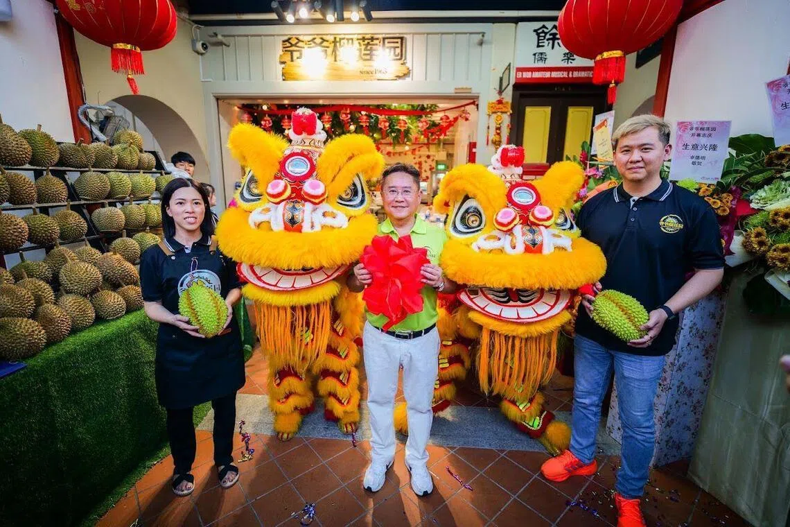 “爷爷榴梿园”由李彩玲（左起）、卓天祥和梁润达共同创立。（品牌提供）