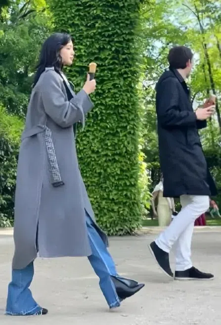 Lisa在巴黎吃雪糕逛花园，在她跟前的男子被指是Frédéric Arnault。（互联网）