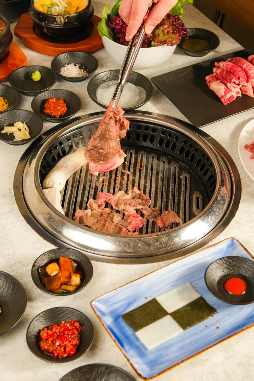 The House Chungdam餐馆通过采用向下排烟系统消除传统烧烤带来的油烟问题，连头发和衣服都不会沾染气味。（餐馆提供）