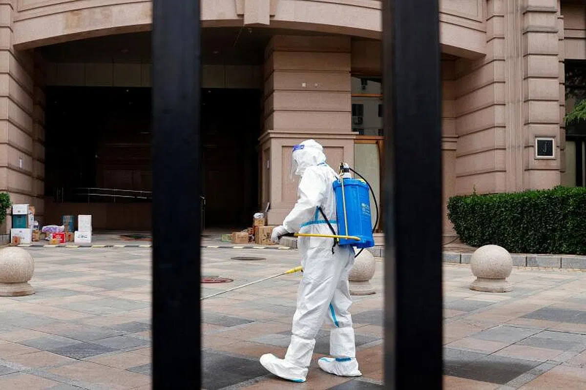 一名大白今天在北京朝阳区进行消毒工作。（路透社）