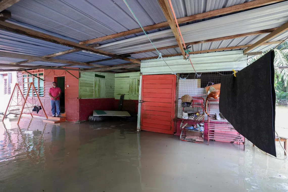 在居銮，3月19日开始下的长命雨导致一个马来甘榜遭洪水侵袭，积水直到星期五（21日）仍未消退，居民只能无奈看着住家被水浸泡。（马新社）