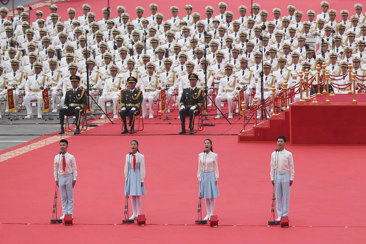 从3000多名学生中选拔出来的四名年轻朗诵者在大会结束后被媒体竞相报道，受到各方关注。（中新社）
