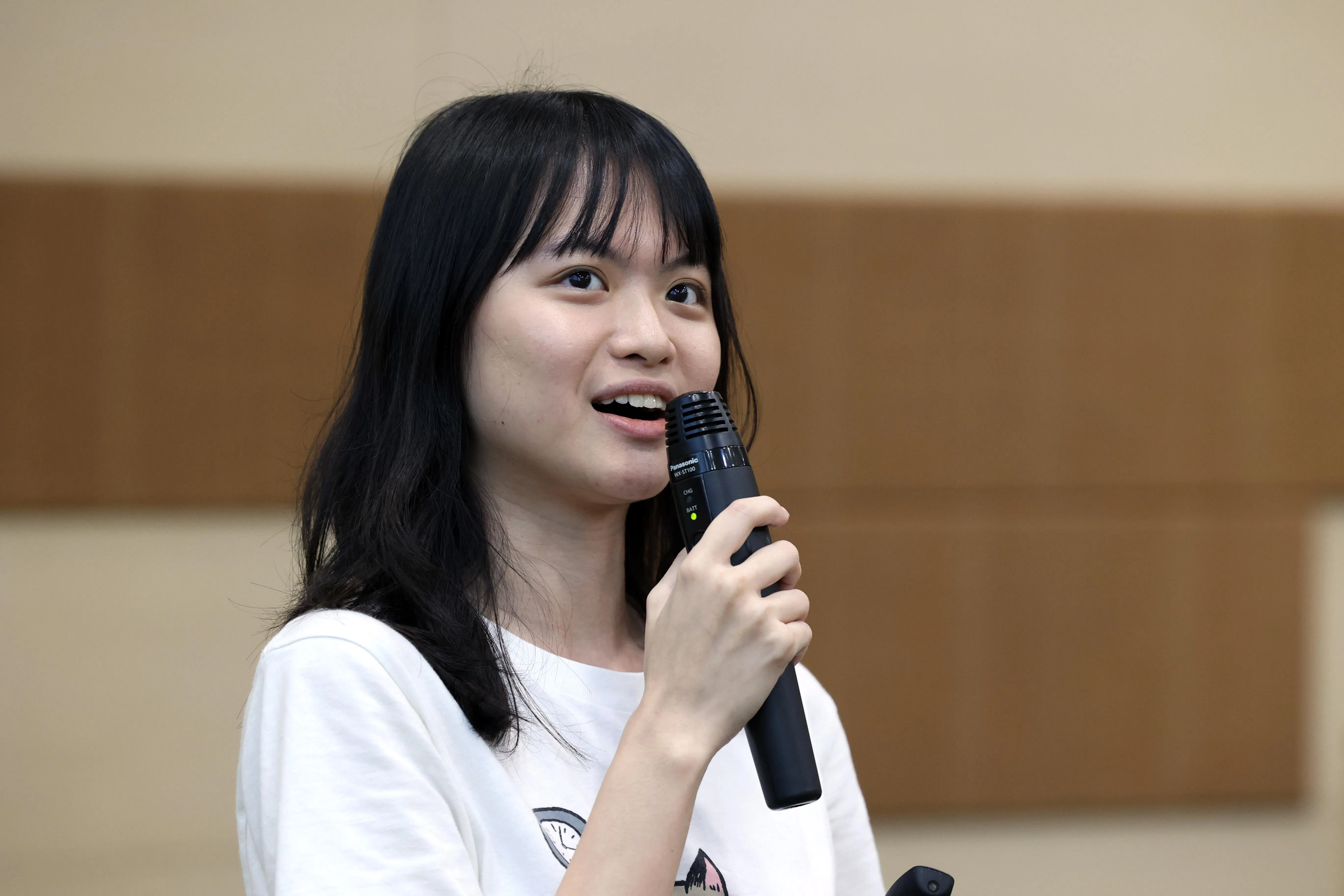 孙靖斐说，审稿时会想起自己当初还是字食族的青涩阶段。（邝启聪摄）
