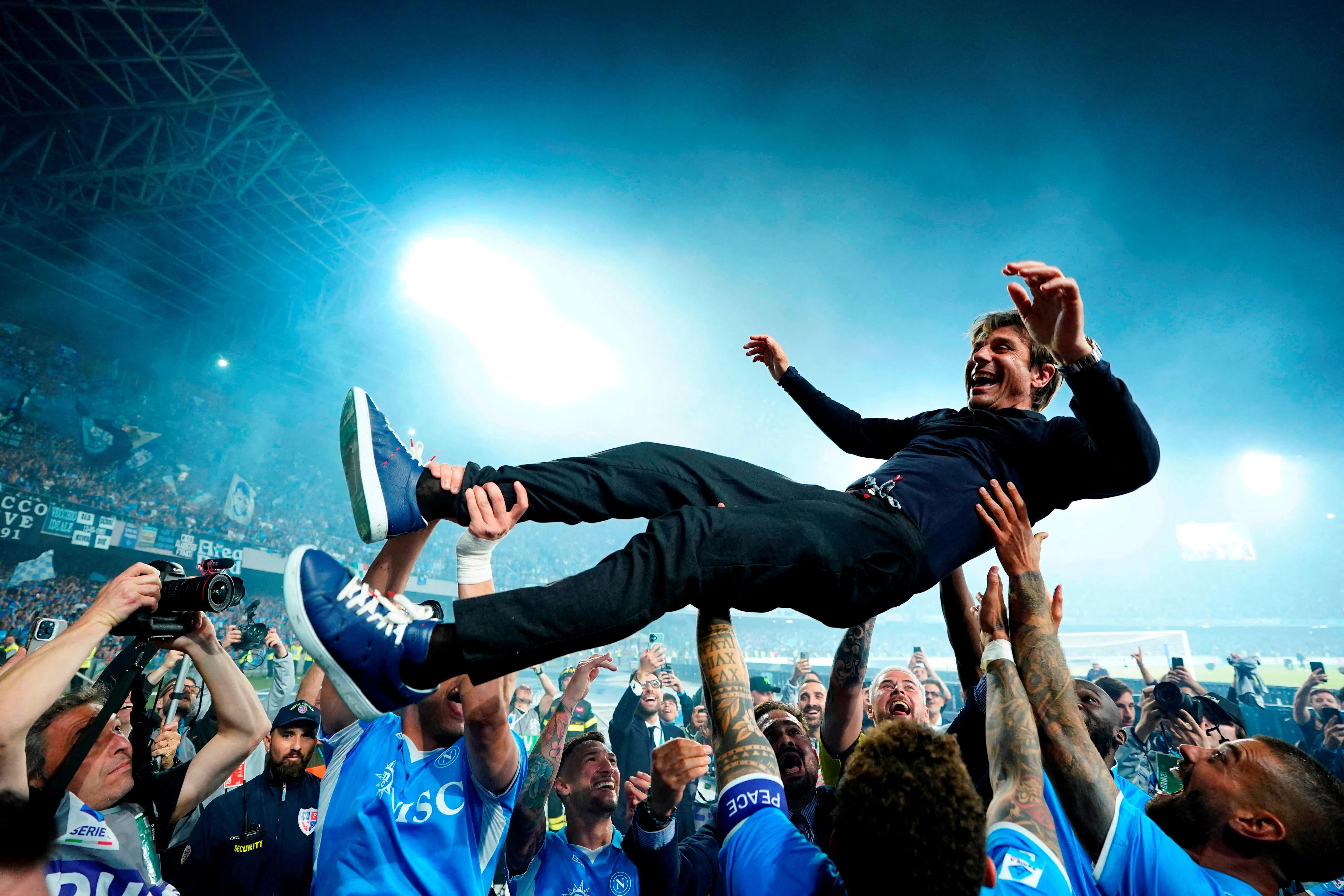 那波利主帅孔特被球员们抛高庆祝。（路透社）