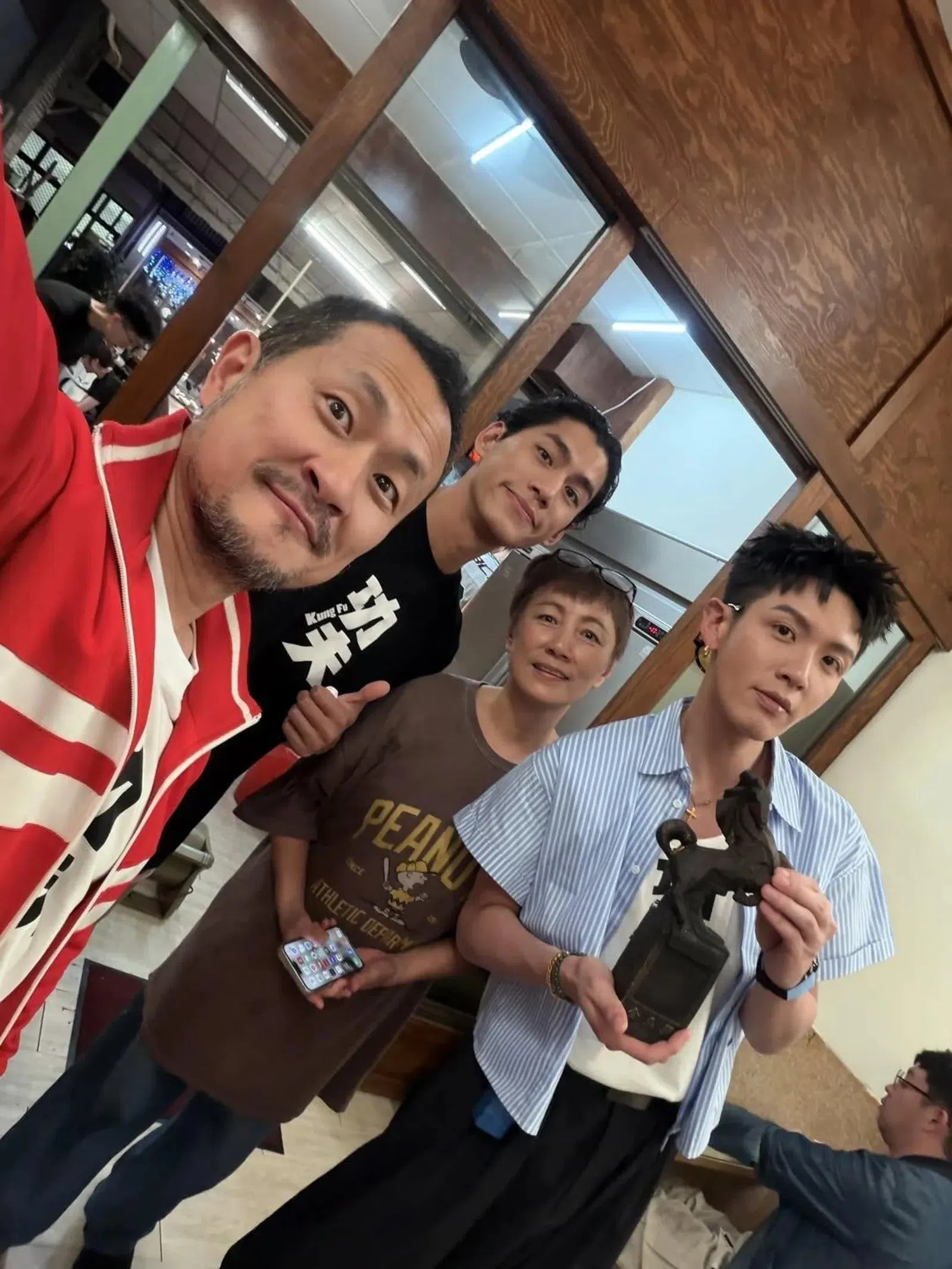 九把刀（左起）、朱轩洋、朱轩洋母亲和柯震东合影。（互联网）