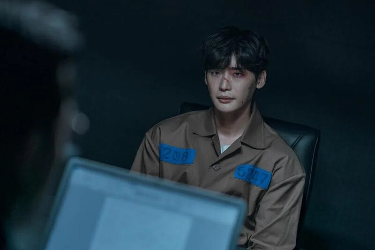 李钟硕剧中被冤枉是一个骗子而入狱，后来为了对抗恶势力，自己也逐渐黑化。（Disney+提供）