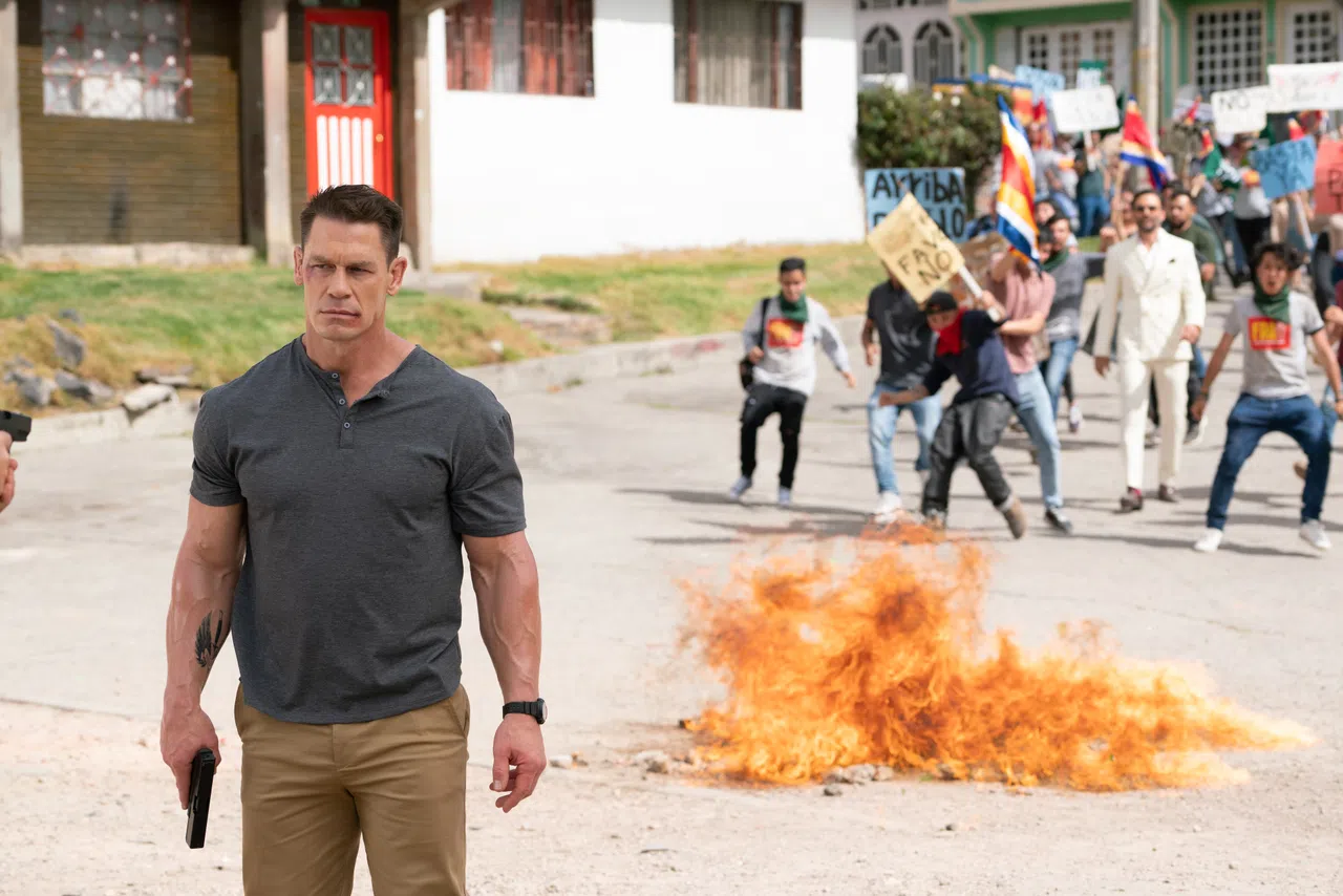 John Cena（左）曾拿下16次国际摔跤冠军记录，在电影中充分发挥擅长的动作片强项。（嘉华院线提供）