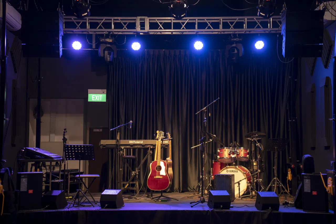 谢逸轩开办的Livehouse适合摇滚、嘻哈、流行等多种风格的小型演唱会。（受访者提供）