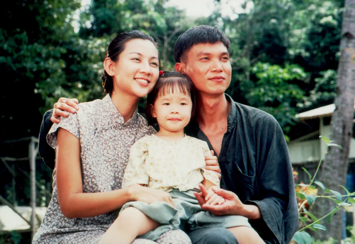 《出路》中，谢韶光（右）和李锦梅（左）饰演夫妻。（档案照）