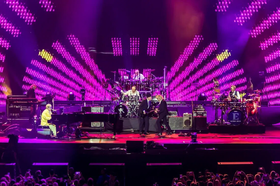 Elton John与六人乐队在90分钟表演中呈现16首歌曲。（Singapore GP Pte Ltd提供）
