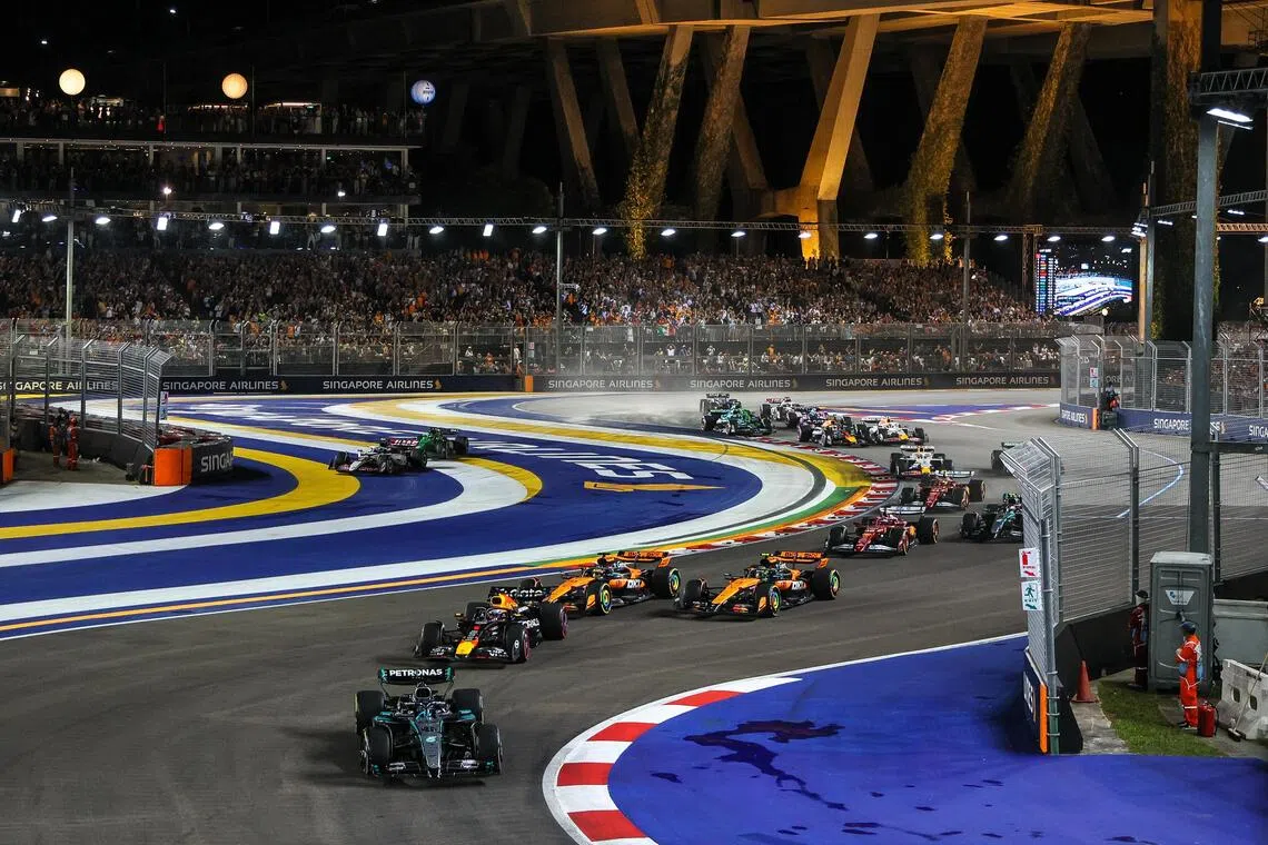 拉塞尔（左下）在主看台观众的注视下将杆位领先保持到最后。（张俊杰摄）