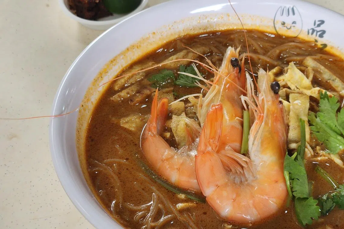 品记小厨的叻沙汤汁辣味突出，有两只鲜甜的中虾。（陈爱薇摄）