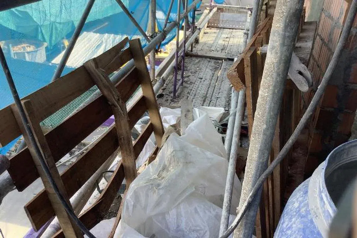一些高空施工平台随意存放货物。（取自人力部脸书）