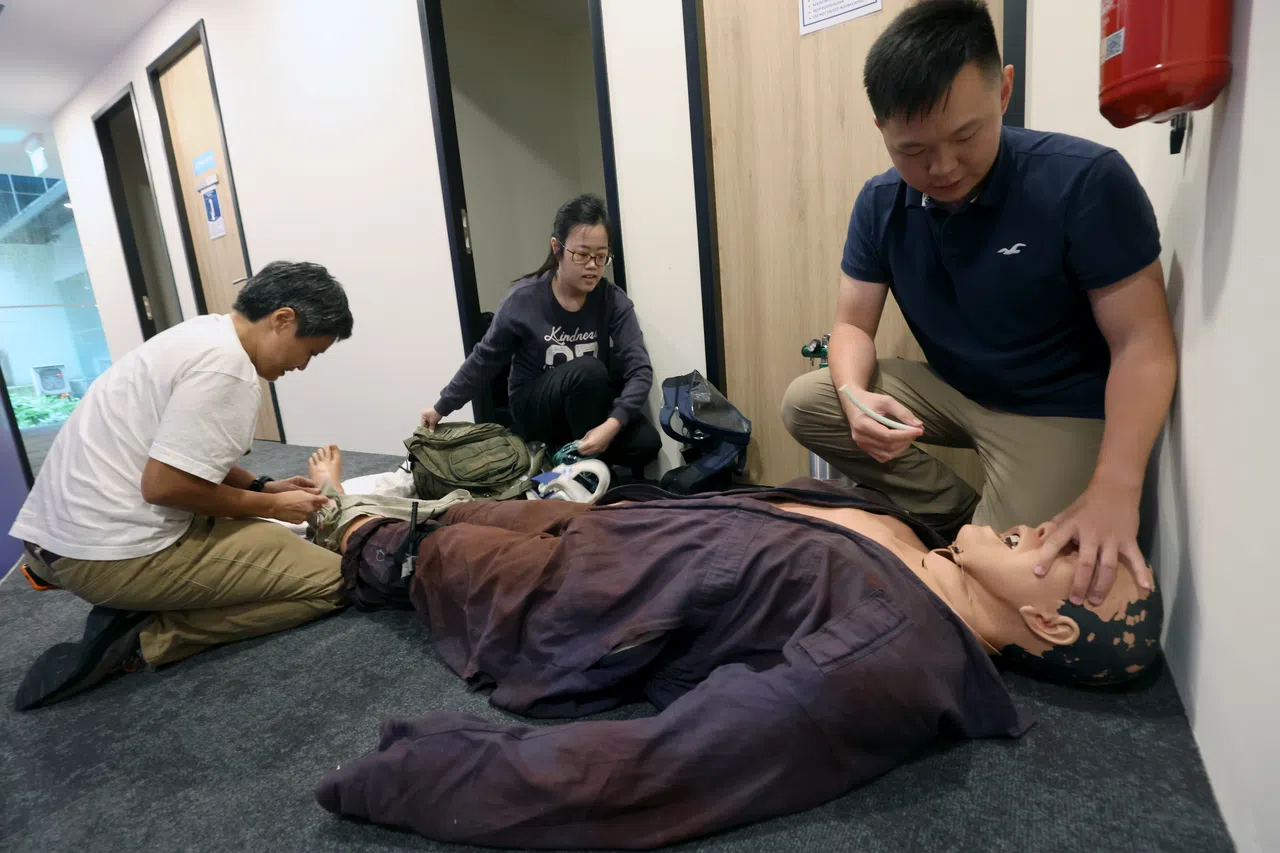 采访团队沈泽玮（左起）、廖慧婷和李健玮在行前参加急救课程，学习如何止血和安全地搬运伤者等。（梁麒麟摄）