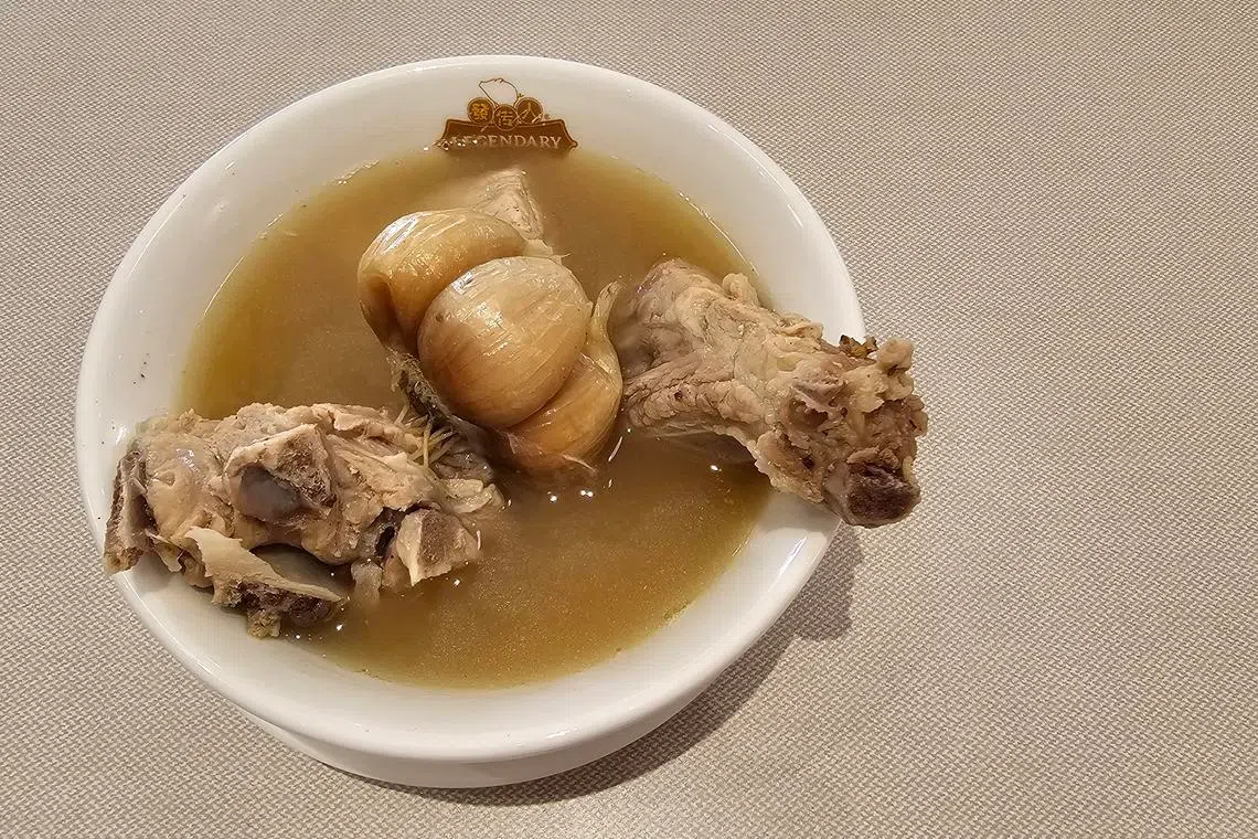 发传人肉骨茶的排骨，肉质细嫩，胡椒汤底后劲十足。（黄亿敏摄）