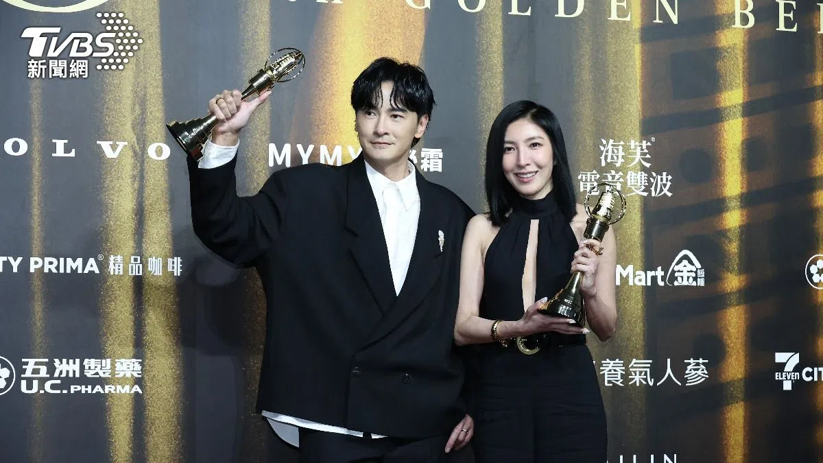 郑元畅（左）和杨谨华在本届金钟奖成功“破蛋”。（取自TVBS新闻网）
