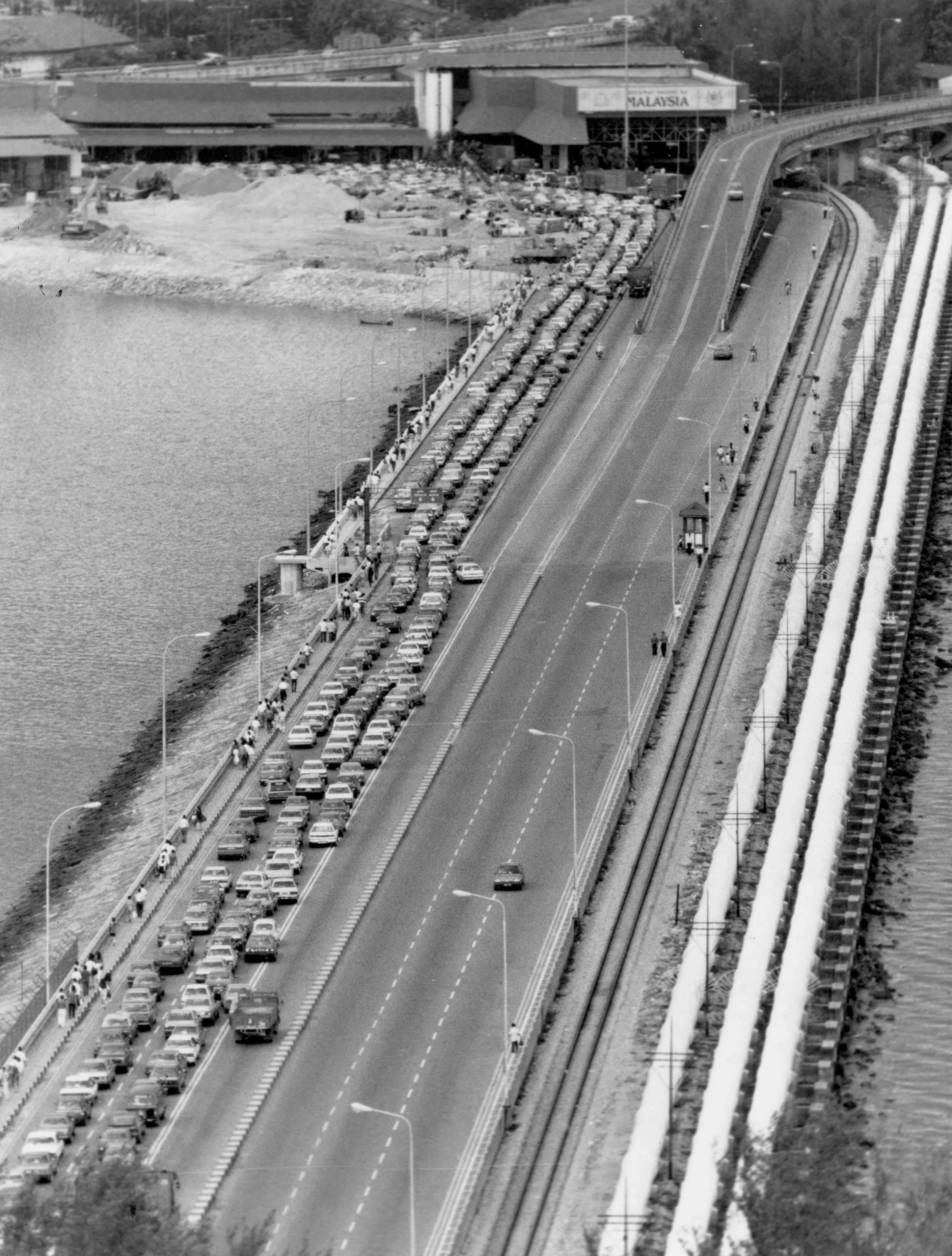 新柔长堤1991年大排长龙景观。（档案照）