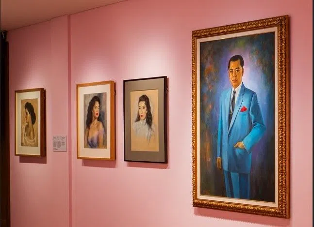 巴索基为艺术赞助人陈之初（右起）、李惠望等作肖像画。（新加坡国家美术馆提供）