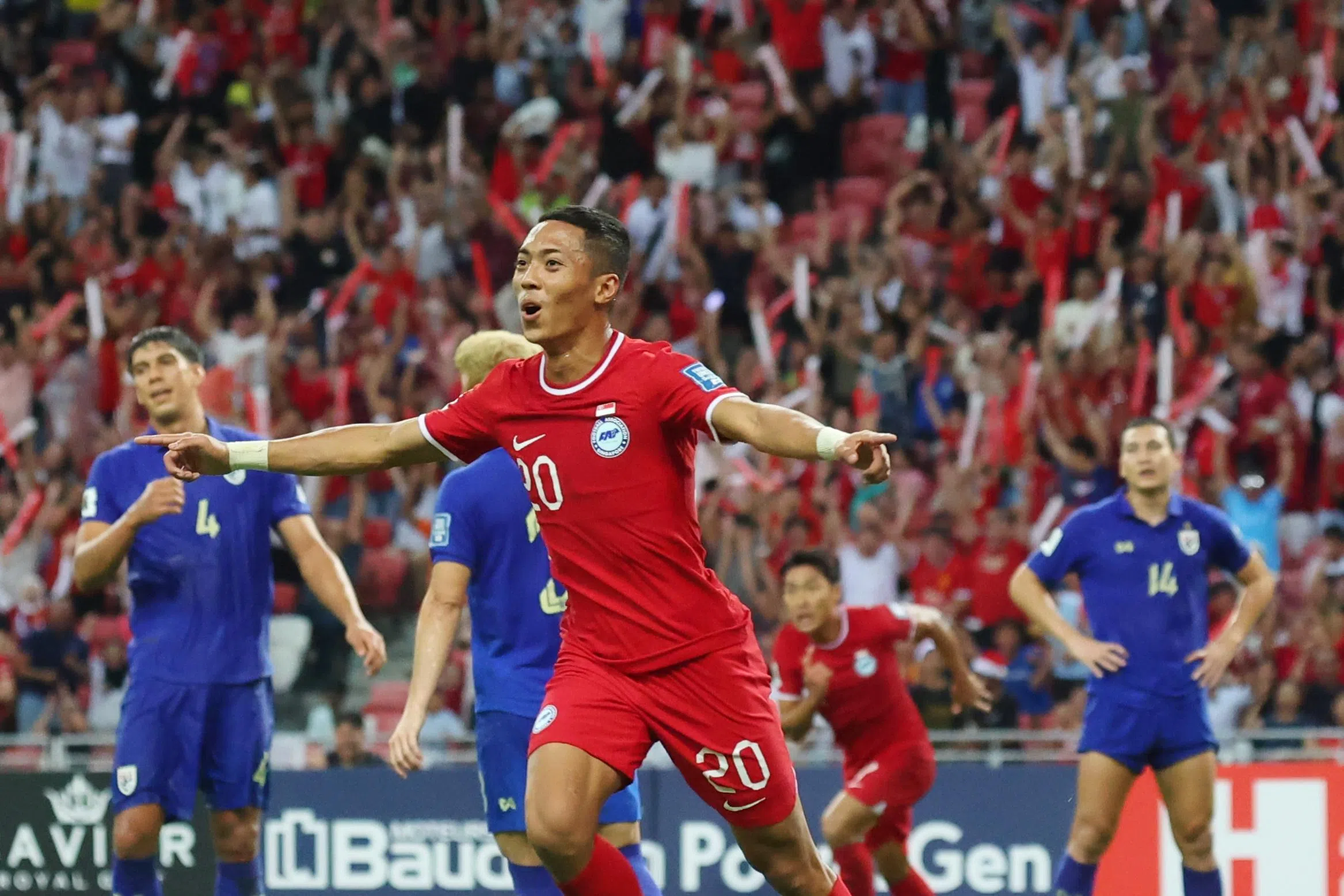 沙瓦（红衣）进球后兴奋庆祝。（林明顺摄）