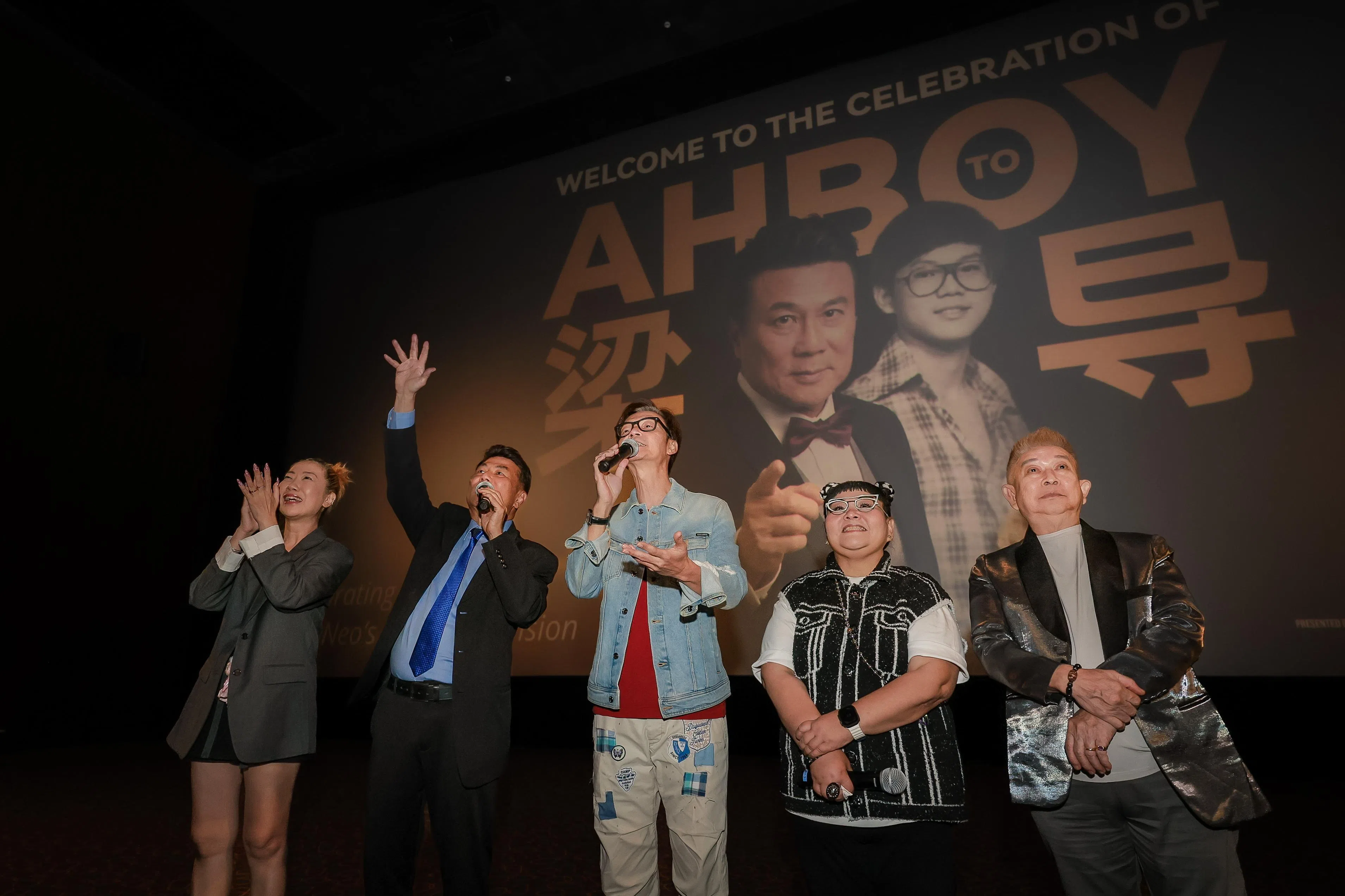 经典综艺节目《搞笑行动》的班底莫小玲（左起）、梁志强、李国煌、郑荔分和程旭辉再聚。（海峡时报提供）