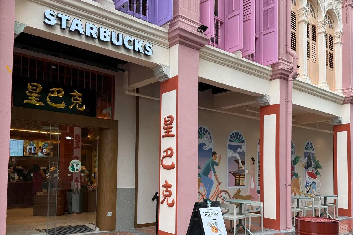 史密斯街星巴克门店装饰，完全融入牛车水的氛围。（档案照）