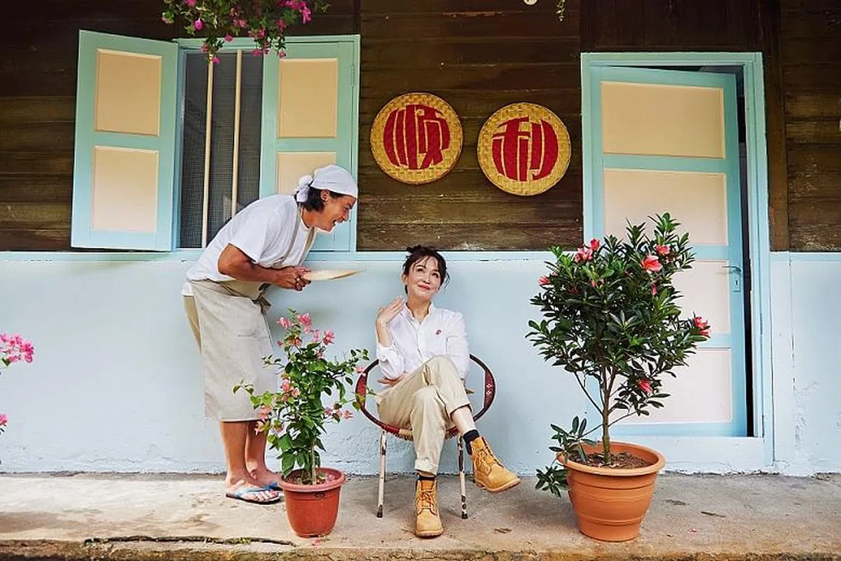 《阿顺有煮意》拉队到乌敏岛拍摄，左为主持人李铭顺，老婆范文芳是节目嘉宾。（新传媒提供）
